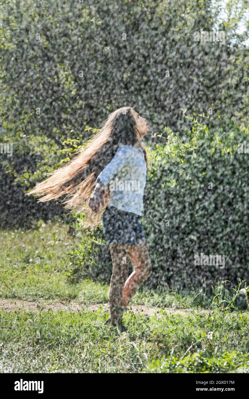Child in the rain hi-res stock photography and images - Alamy