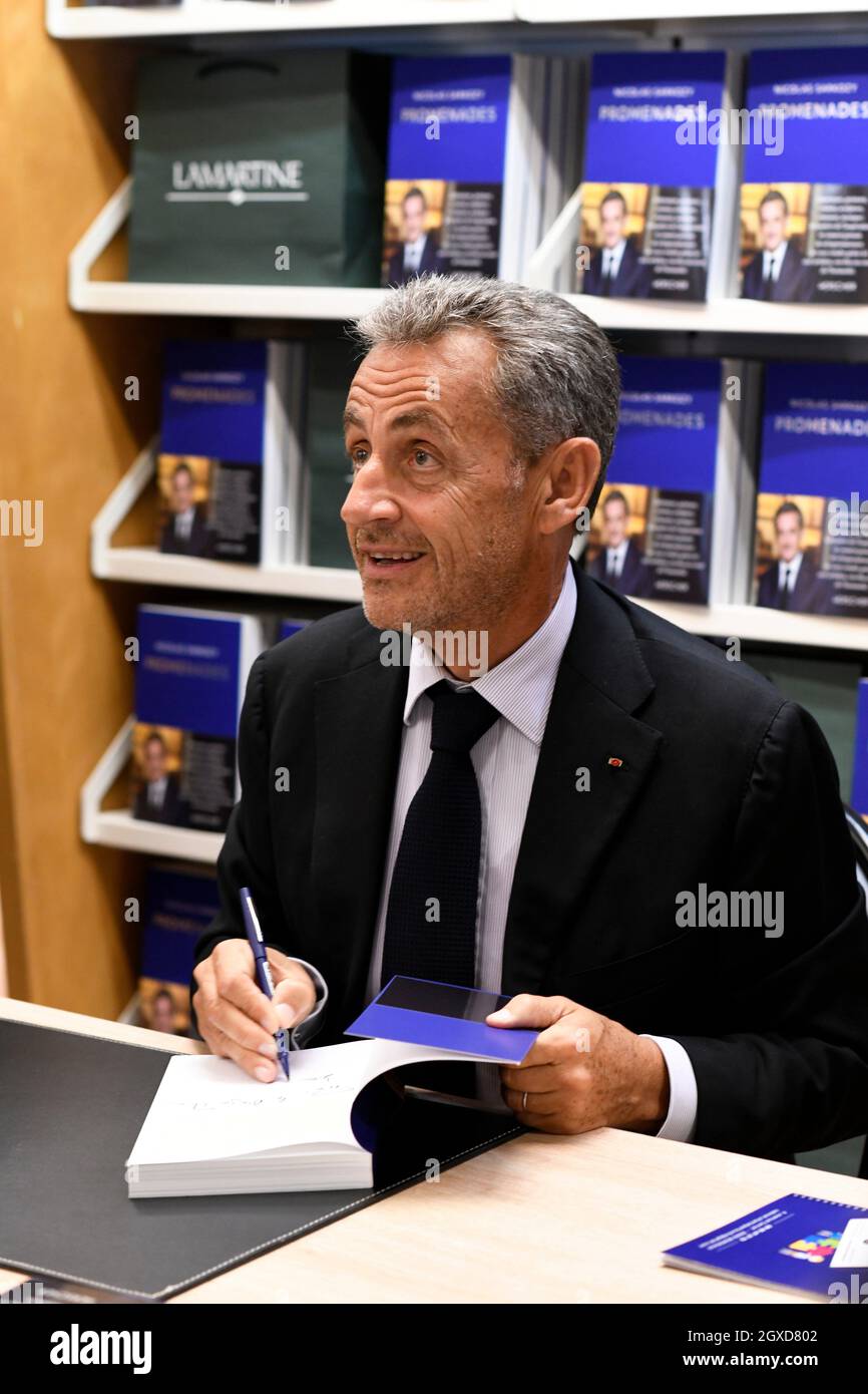 Former French president Nicolas Sarkozy signing of his book Promesses at a bookstore Lamartine in Neuilly sur Seine, France, 21 th september 2021. Stock Photo