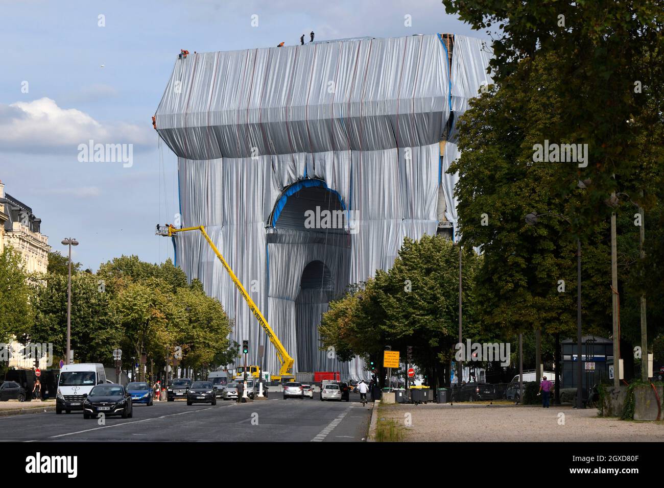 The Triumphal Arch in Paris swathed in silvery blue fabric and red rope as a posthumous project planned by the artist Christo, Paris, France. Stock Photo