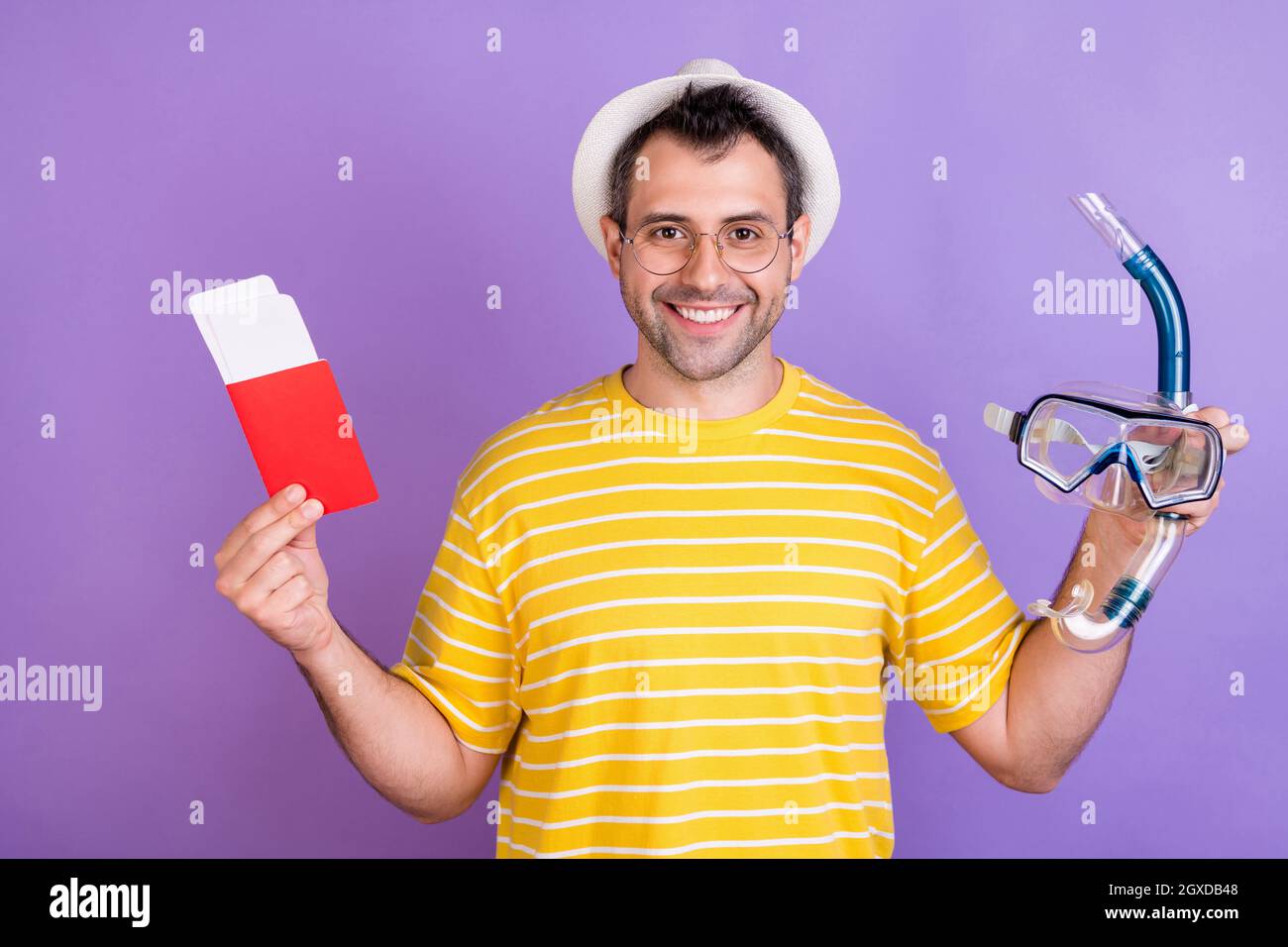 Photo portrait man in glasses smiling keeping tickets snorkelling mask isolated pastel purple color background Stock Photo