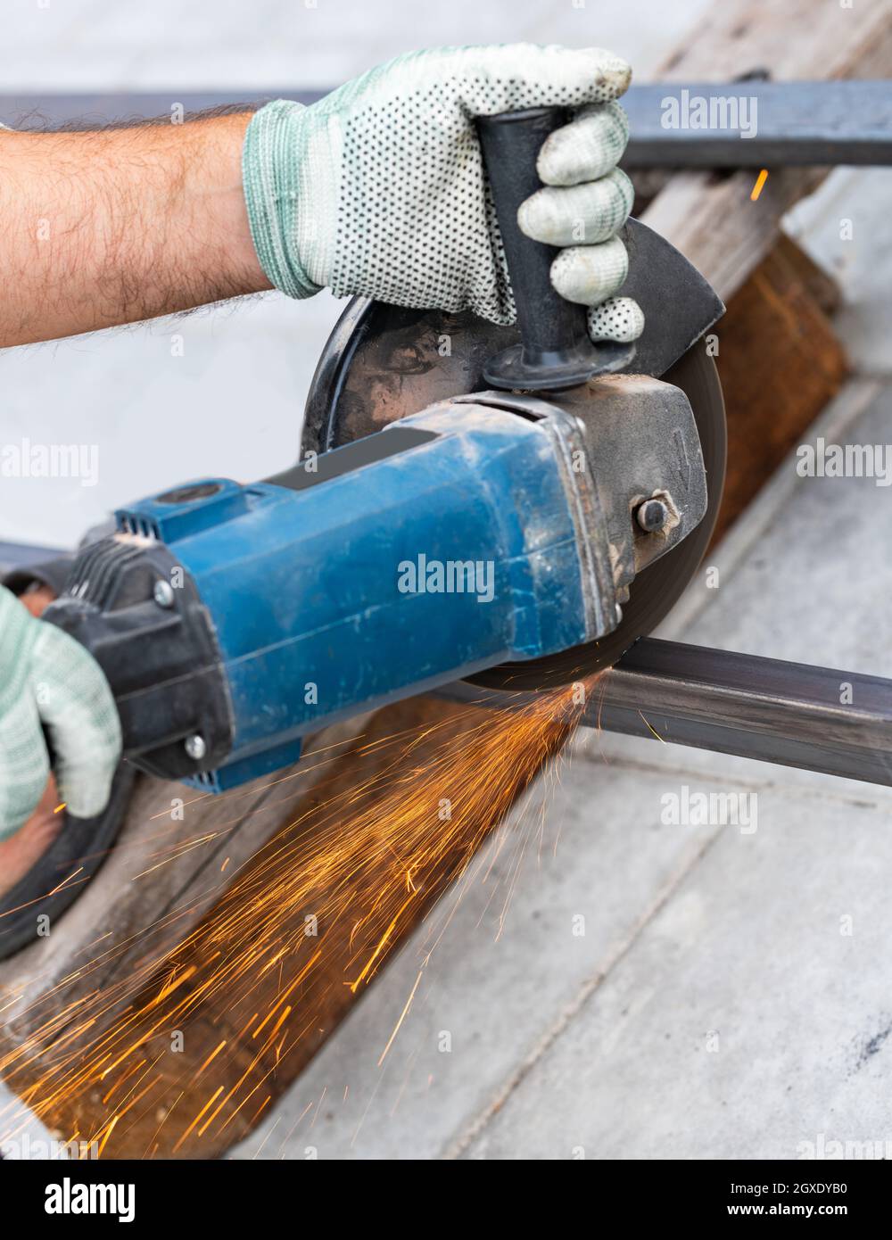 working with a circular saw cutting metal closeup Stock Photo Alamy