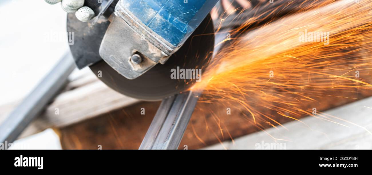 working with a circular saw cutting metal closeup Stock Photo Alamy