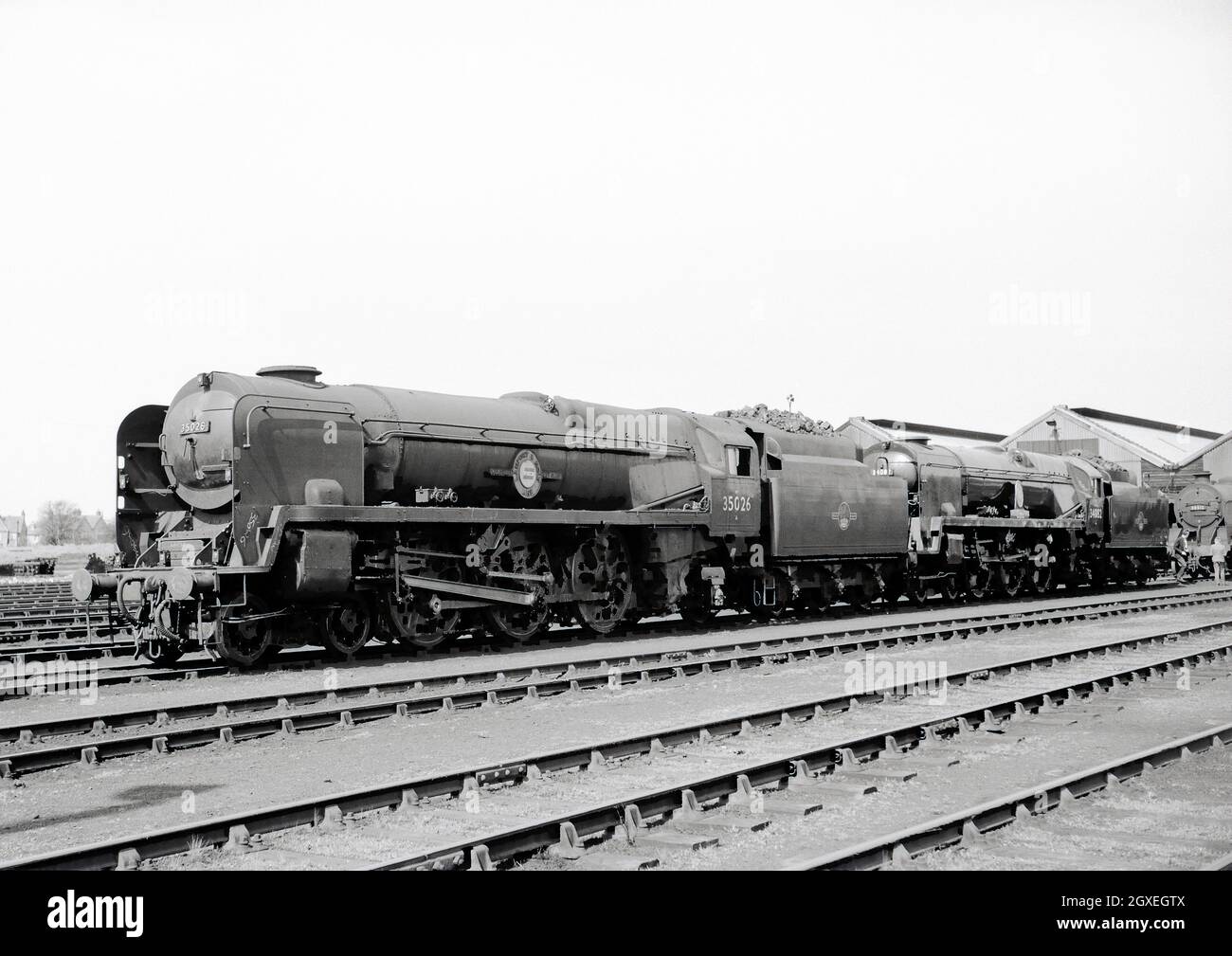 Merchant Navy Class No 35026 Lamport and Holt Line and Battle of Britain Class No 34082 615 Squadron at Eastleigh, 18th April 1964 Stock Photo