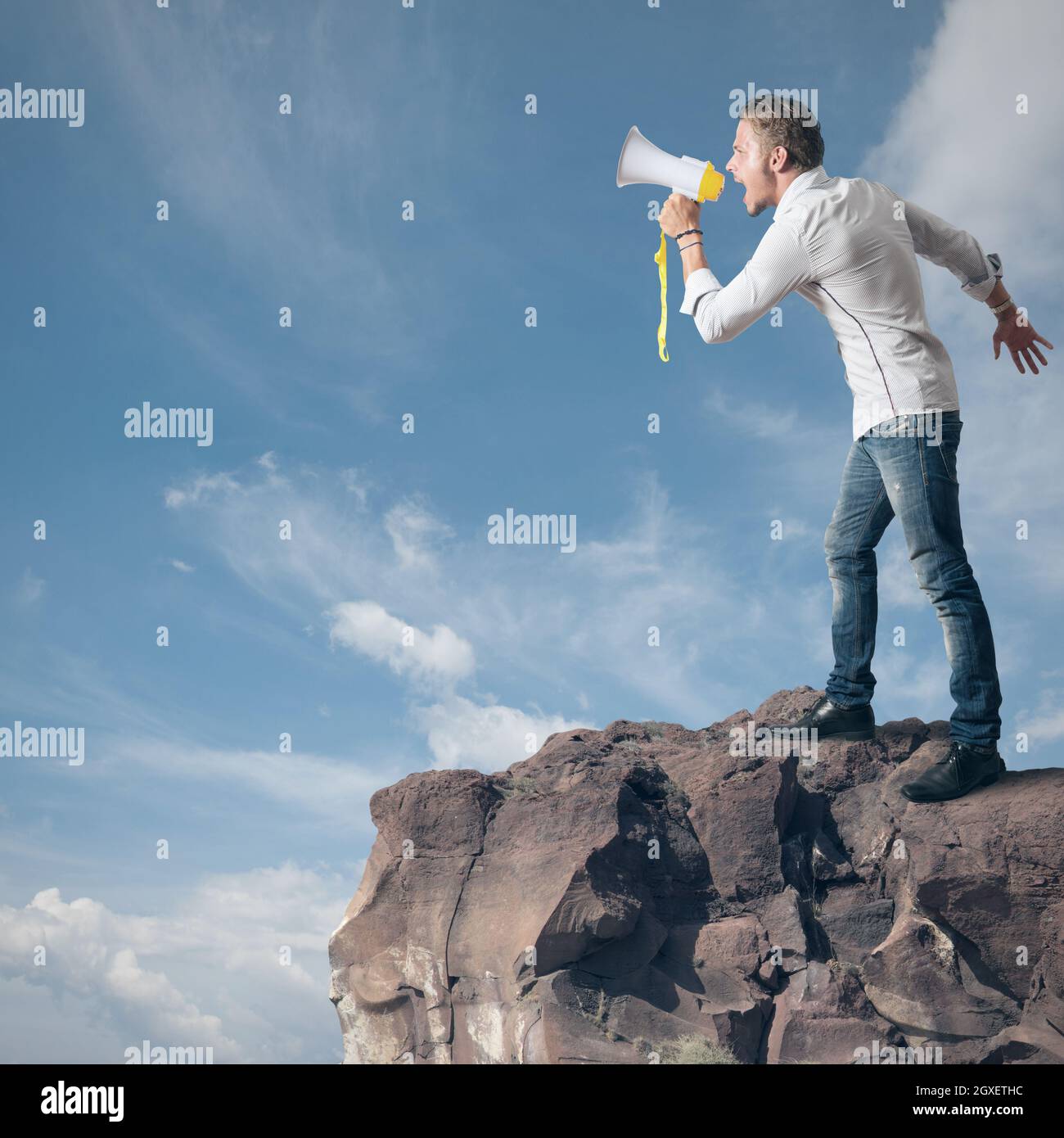 эхо в поле. счастливая девушка в поле. нежность любовь чувства. девушка на рассвете. эхо в поле.