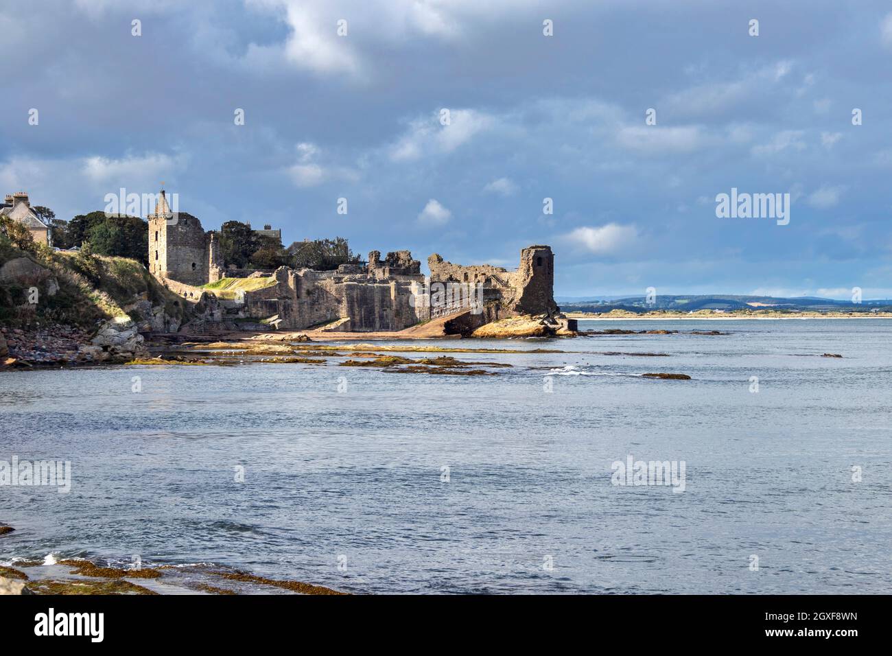 ST ANDREWS FIFE SCOTLAND LOOKING ACROSS THE BAY TO THE CASTLE WALLS IN LATE SUMMER Stock Photo