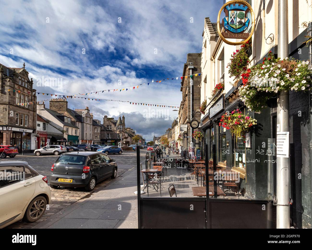 ST ANDREWS FIFE SCOTLAND MARKET STREET SHOPS CAFES AND FLOWERS Stock Photo
