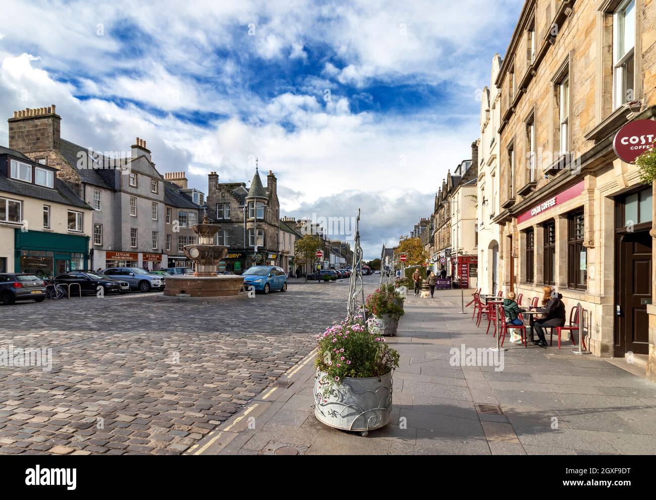 ST ANDREWS FIFE SCOTLAND MARKET STREET WITH THE WHYTE- MELVILLE MEMORIAL FOUNTAIN Stock Photo