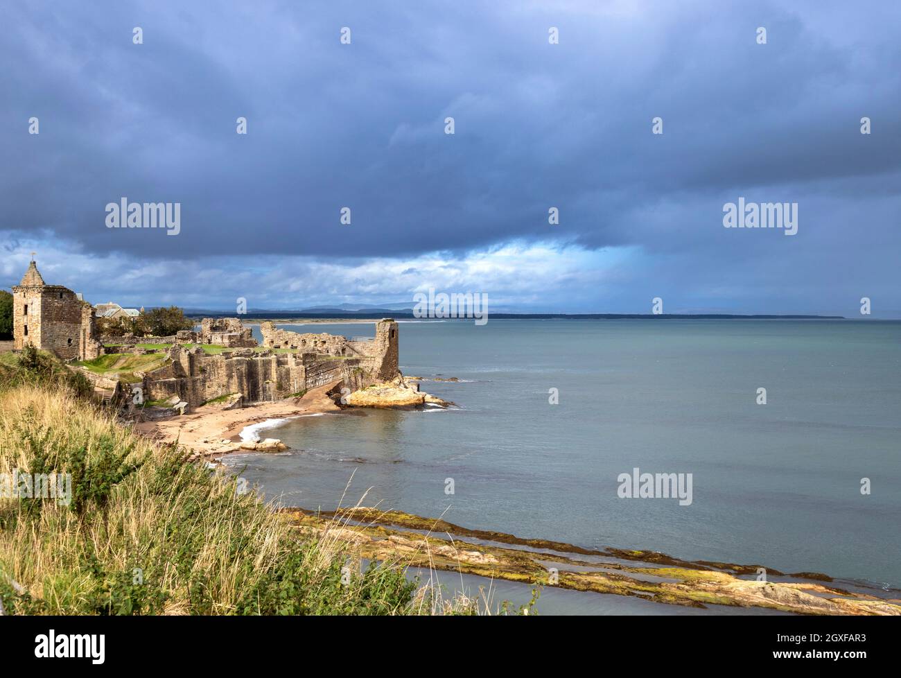 ST ANDREWS FIFE SCOTLAND THE CASTLE RUINS OVERLOOKING THE BAY AND SEA Stock Photo