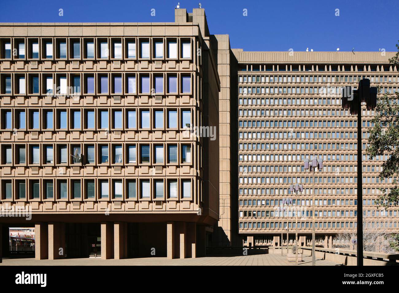 Admin block on the North side with the main building behind it. Johannesburg Civic Centre, Johannesburg, South Africa. Architect: Associated Architect Stock Photo