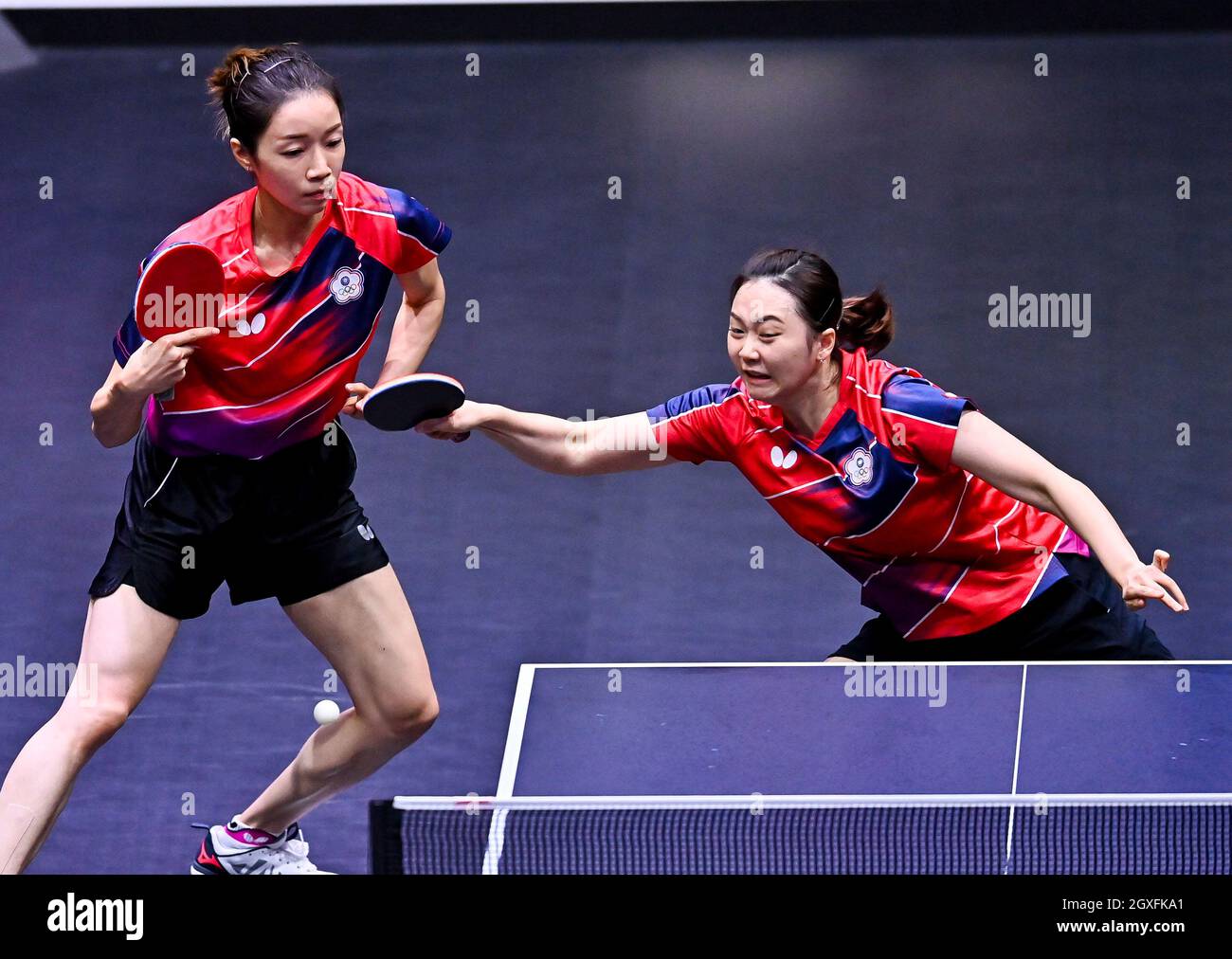 Doha, Qatar. 5th Oct, 2021. Liu Hsing-Yin (L) and Cheng Hsien-Tzu of ...