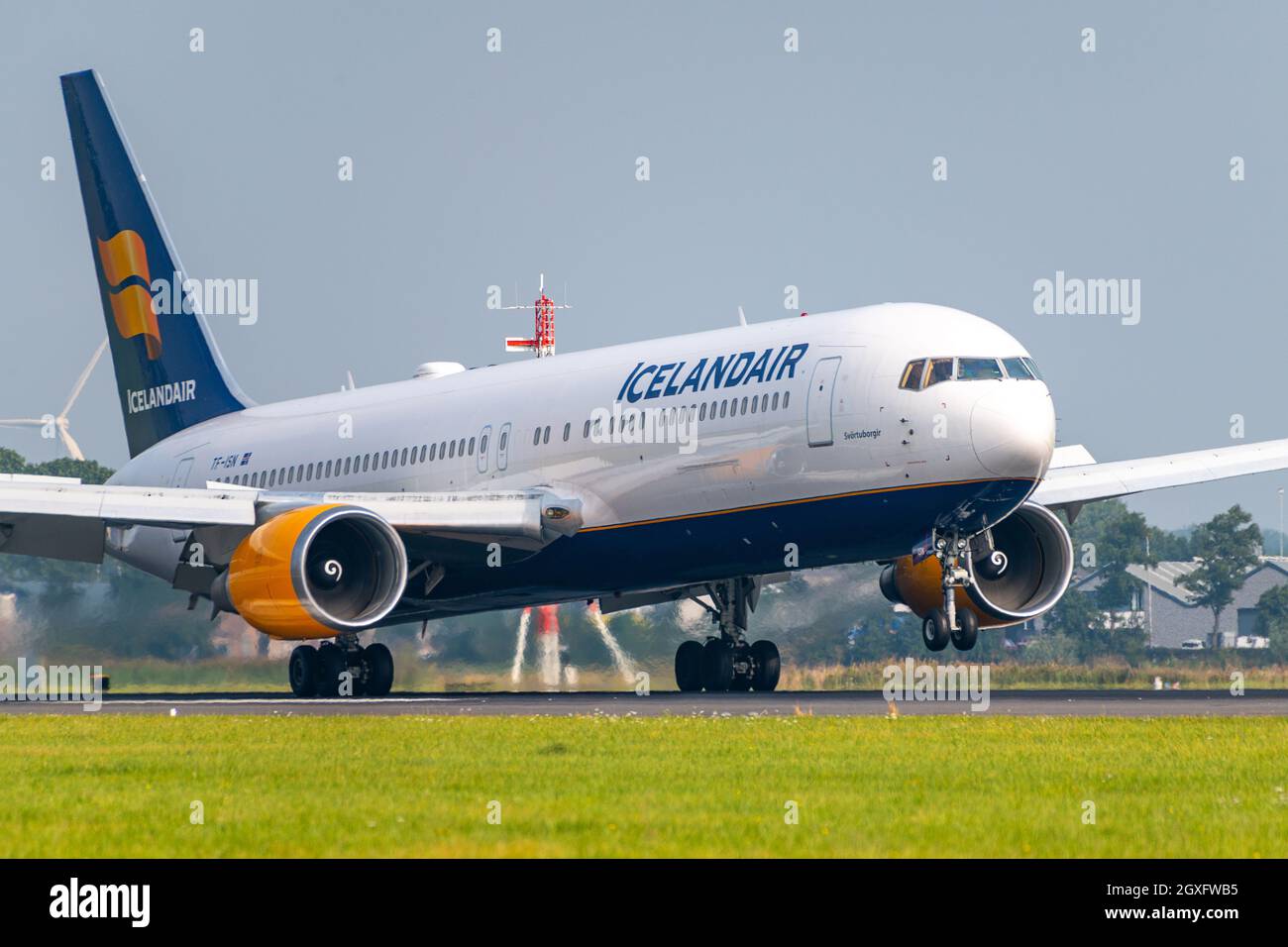 Icelandair Boeing 757 landing at Amsterdam Schiphol airport Stock Photo