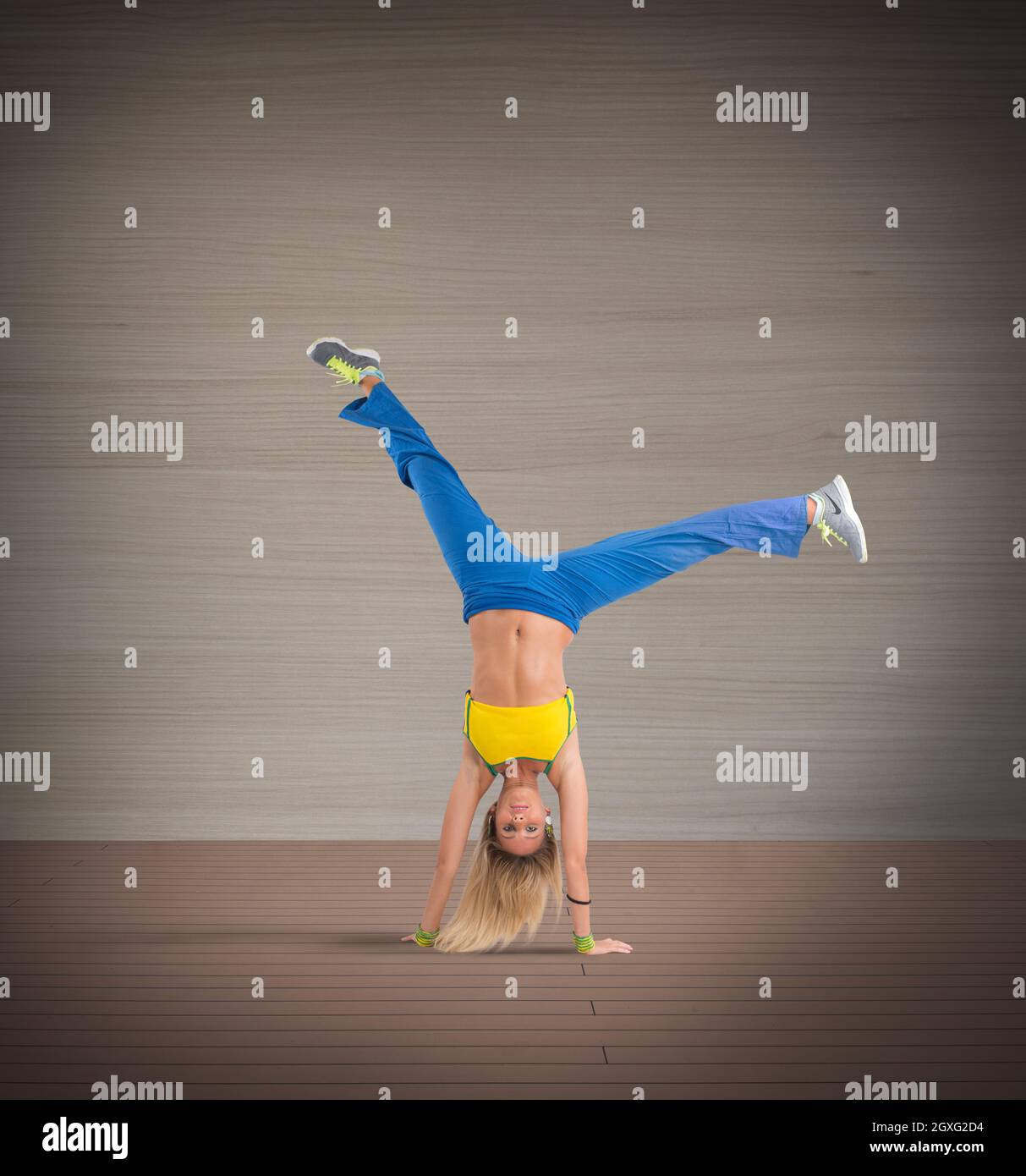 Woman does the wheel in a fitness exercise Stock Photo - Alamy