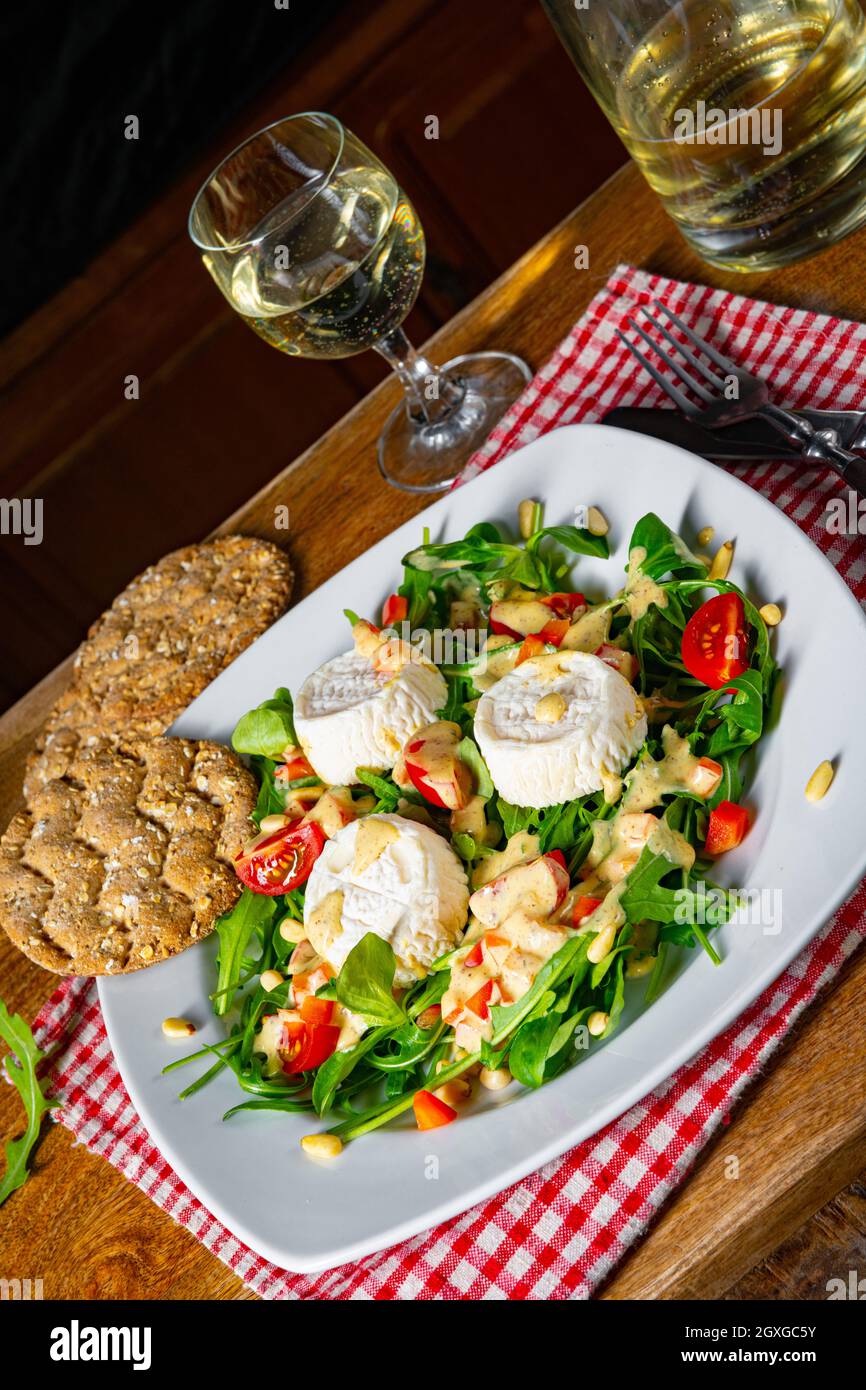 Rocket salad with goat cheese and honey dressing Stock Photo Alamy
