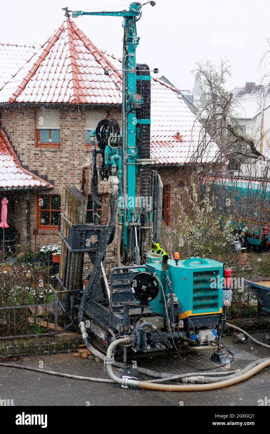 Bohrung eines Tiefbrunnen im Garten eines Wohnhauses, Weilerswist, Nordrhein-Westfalen, Deutschland Stock Photo