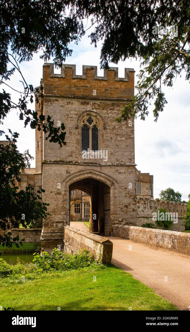 UK, England, Oxfordshire, Banbury, Broughton, Castle, gatehouse of medieval fortified manor house, home to Feinnes family Stock Photo