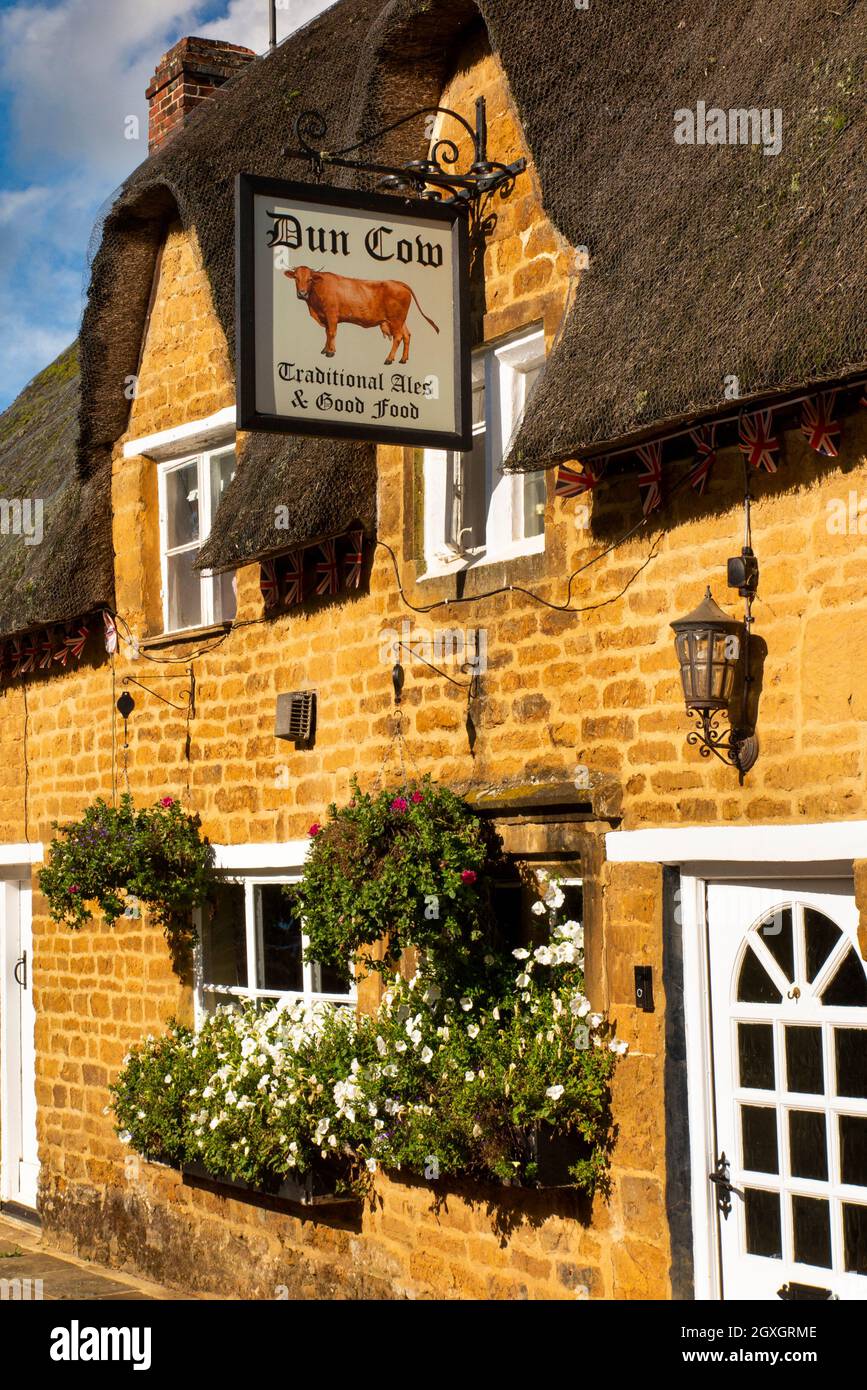 UK, England, Oxfordshire, Banbury, Hornton, West End, the Dun Cow traditional thatched freehouse village pub Stock Photo