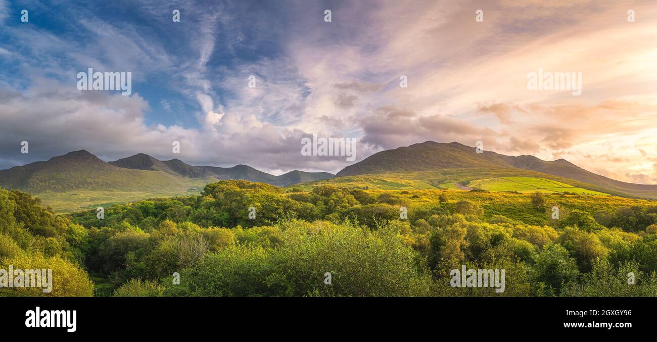 Macgillycuddys reeks mountains hi-res stock photography and images - Alamy