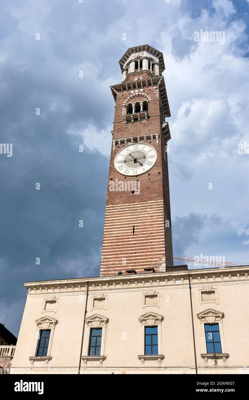Torre dei Lamberti. Verona. Con 84 m de altura, su construcción se inició en 1172. Stock Photo