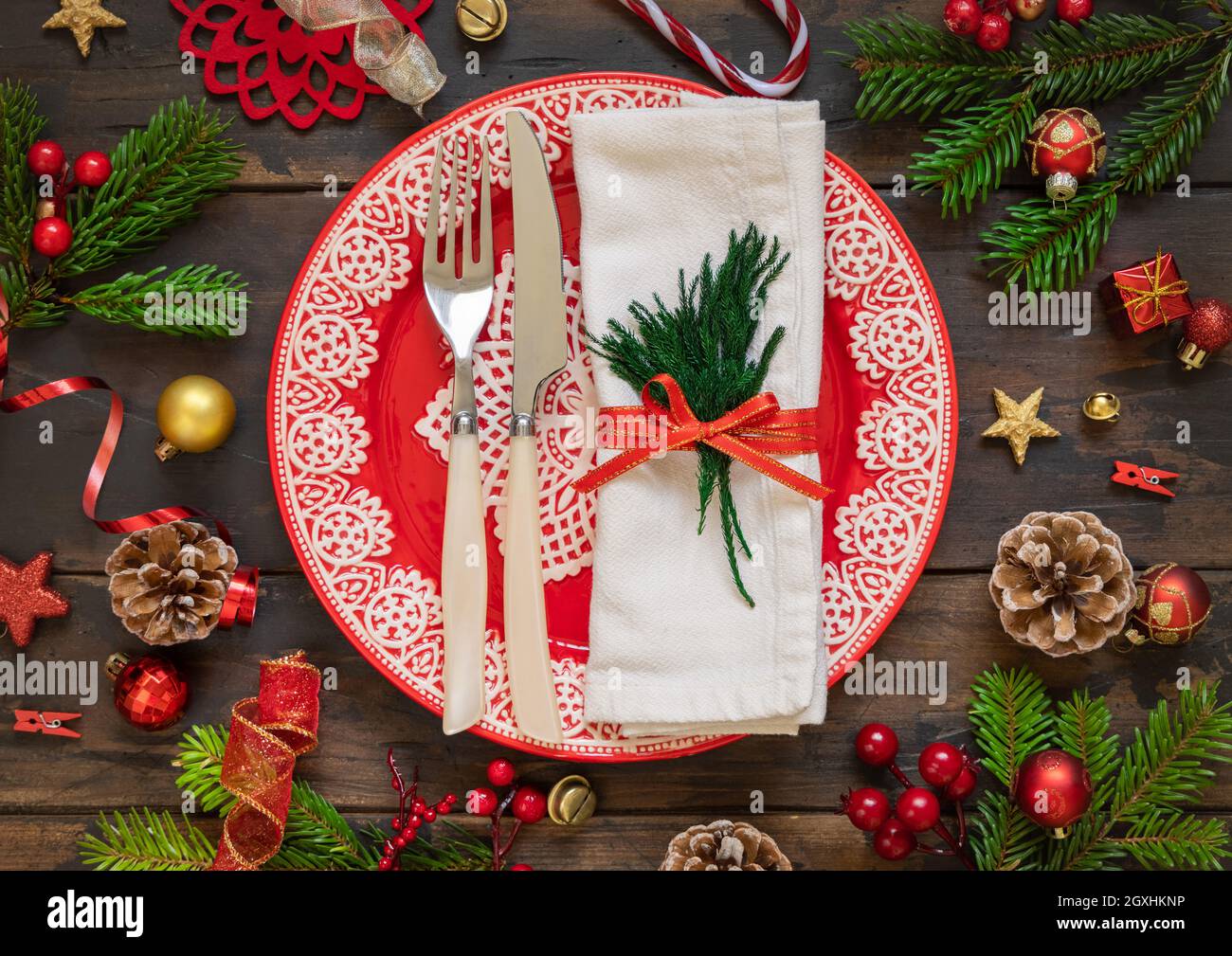 meteor Rusland Ja Festive table setting with ornaments and fir tree branches on a wooden table  top view. Christmas or New Year flat lay. Winter season, restaurant holid  Stock Photo - Alamy