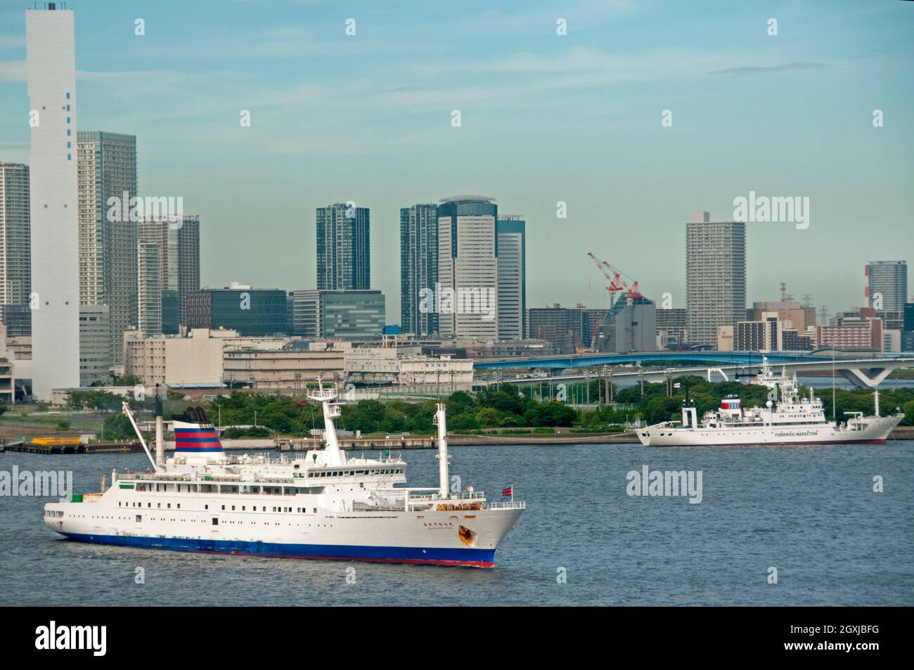 Ships in Tokyo Bay cityscape, Tokyo, Japan Stock Photo