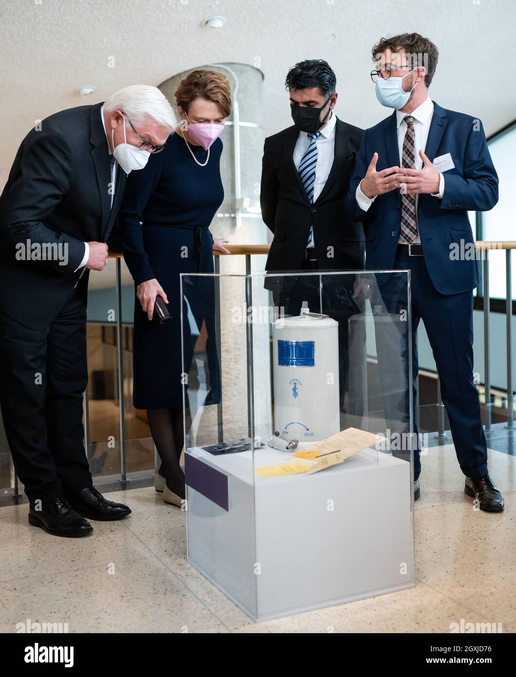 05 October 2021, Berlin: Federal President Frank-Walter Steinmeier (l) and his wife Elke Büdenbender (2nd from left) are guided through the DOMiD exhibition 'Much experienced, much achieved . much to do!' by Atila Karabörklü, Federal Chairman of the Turkish Community in Germany, and Robert Fuchs (r), Managing Director of the Documentation Centre and Museum on Migration in Germany (DOMiD), at the ceremony marking the 60th anniversary of the recruitment agreement between Germany and Turkey in the House of World Cultures. - Stories from the migration society'. On 30 October 1961 an agreement wa Stock Photo