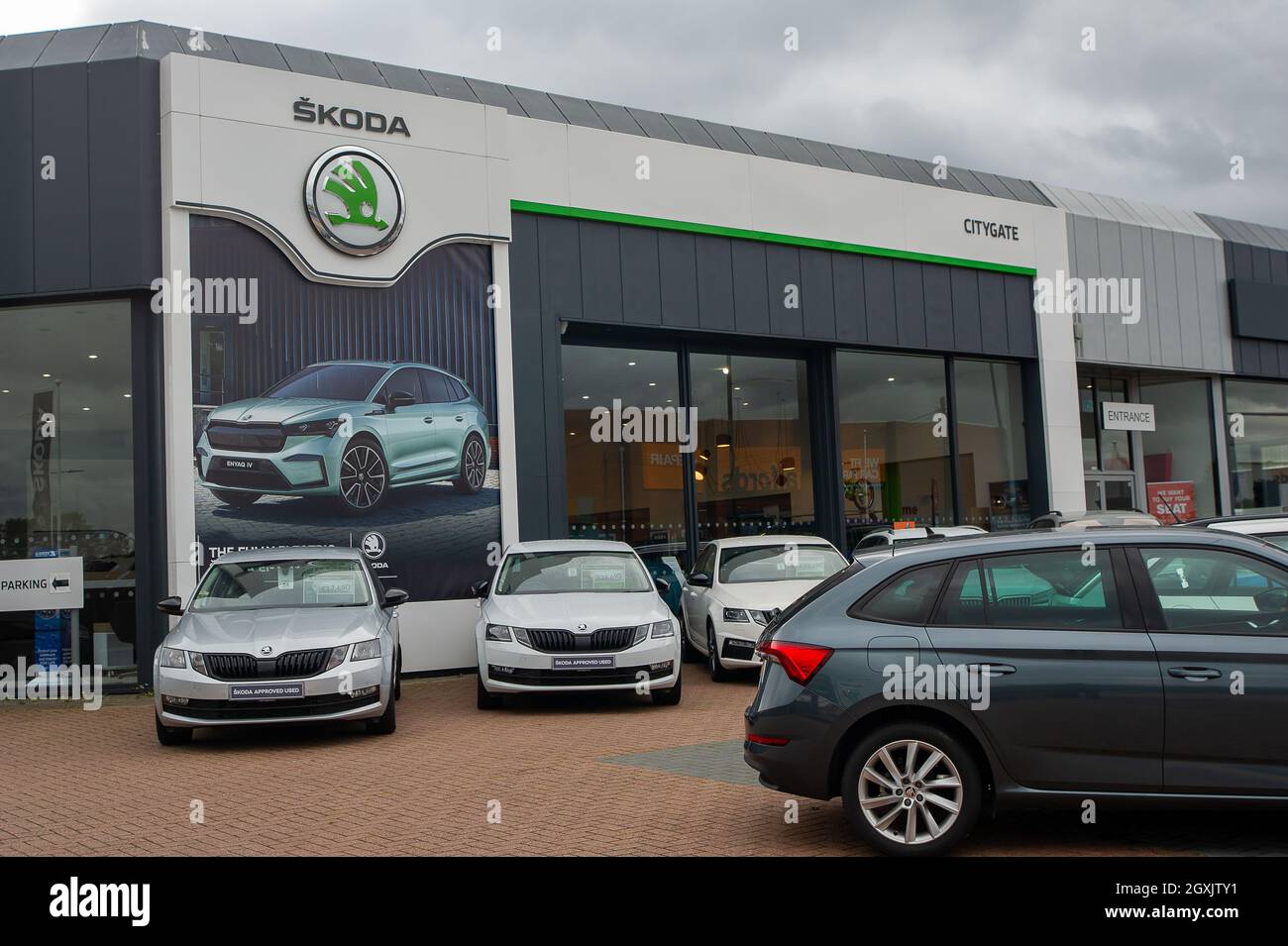 Slough, Berkshire, UK. 5th October, 2021. The Skoda car dealership on the A4 in Slough. New figures released by the Society of Motor Manufacturers and Traders have reported that new car sales plummeted 34.4% year on year in September which is traditionally one of the busiest months for the industry. Used car sales on the other hand have been strong as the worldwide  shortage of computer chips is resulting in long waiting lists for new cars . Credit: Maureen McLean/Alamy Live News Stock Photo