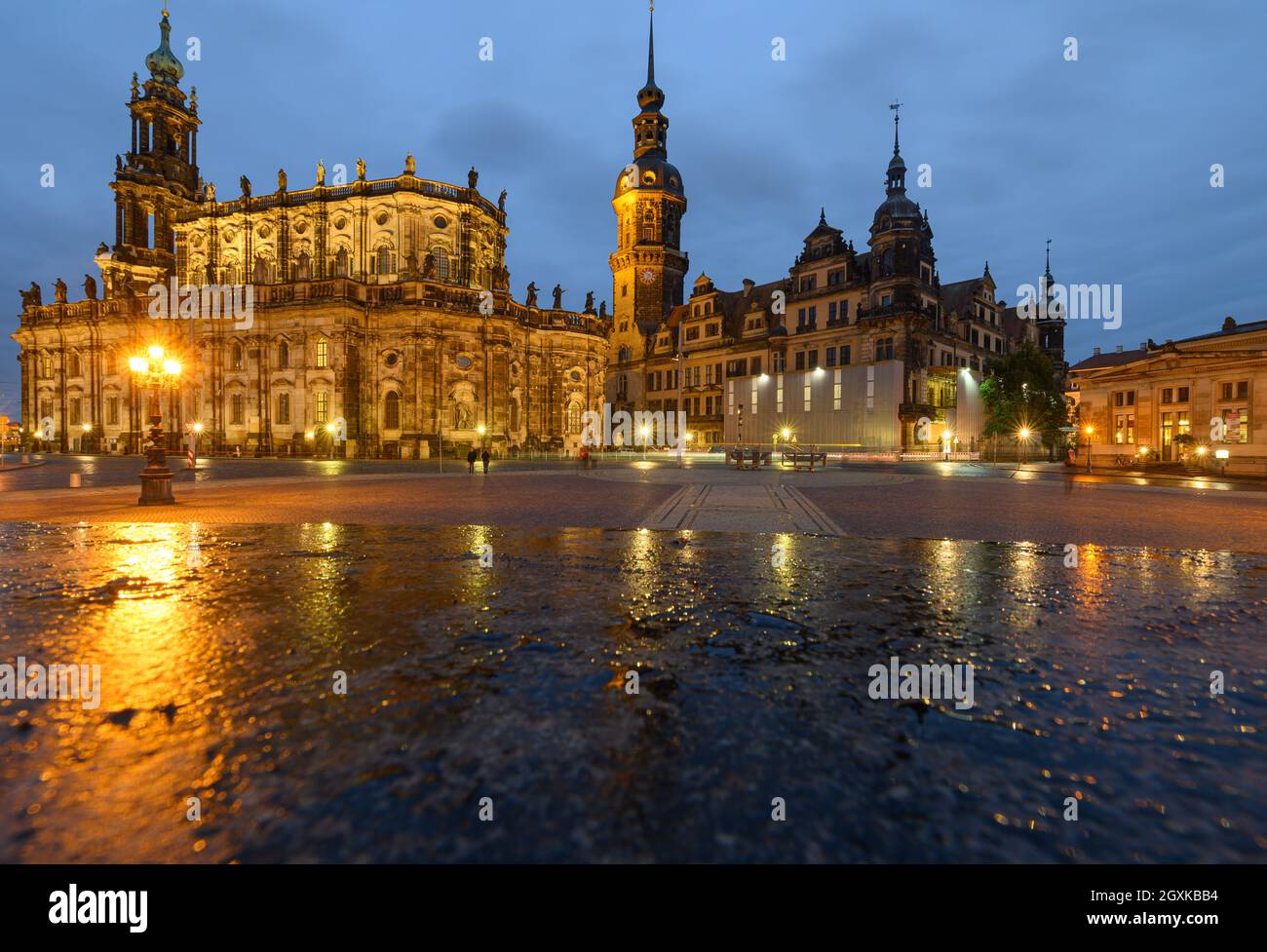 Dresden, Germany. 05th Oct, 2021. Slightly rainy in the evening is the Theaterplatz in front of the Hofkirche (l-r), the Hausmannsturm, the Residenzschloss and the Schinkelwache. Credit: Robert Michael/dpa-Zentralbild/dpa/Alamy Live News Stock Photo