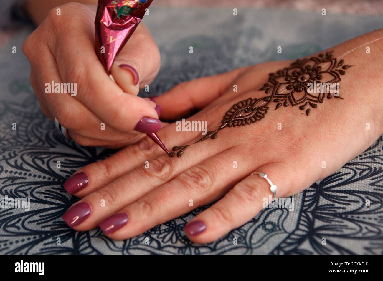 Making temporary tattoo. Making temporary, henna tattoo Stock Photo Alamy