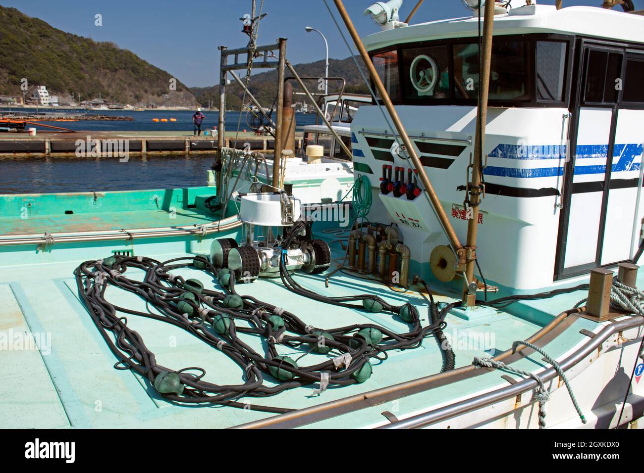 Remotely operated underwater robot to clean debris from aquaculture sea