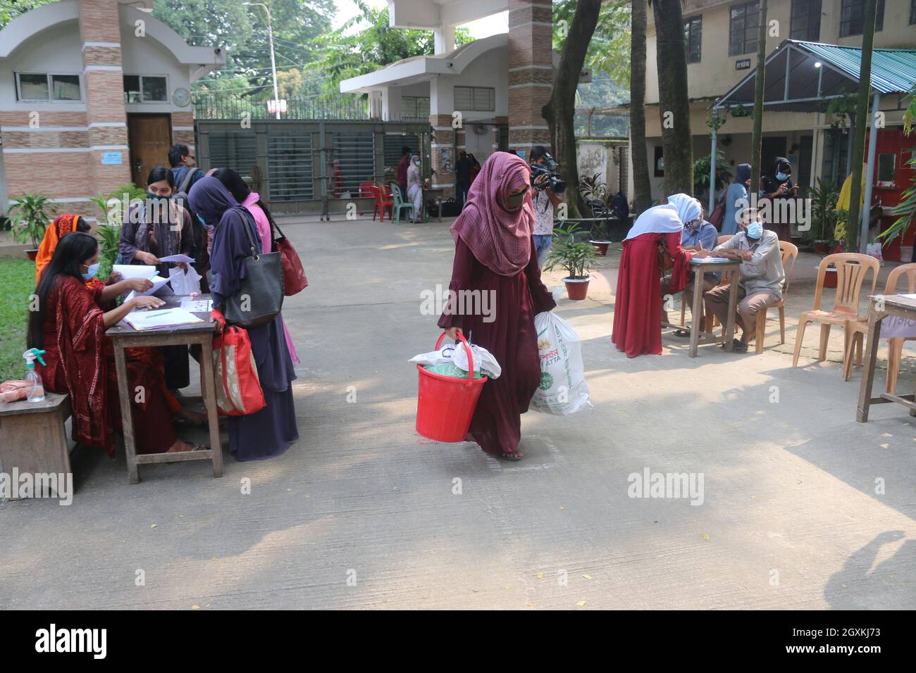 Non Exclusive: The students of Dhaka University, have started returning gradually to the dormitories of the campus where they will live within the Uni Stock Photo