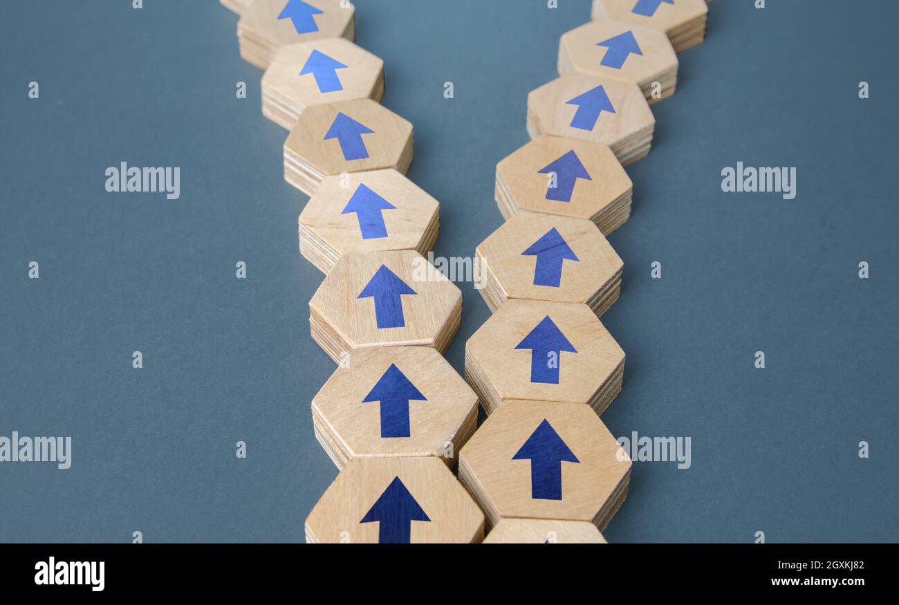The chain with arrows splits into two. Concept of conflict. Division of business company. Splitting opinions on an issue. Rivalry, competition. Walk y Stock Photo