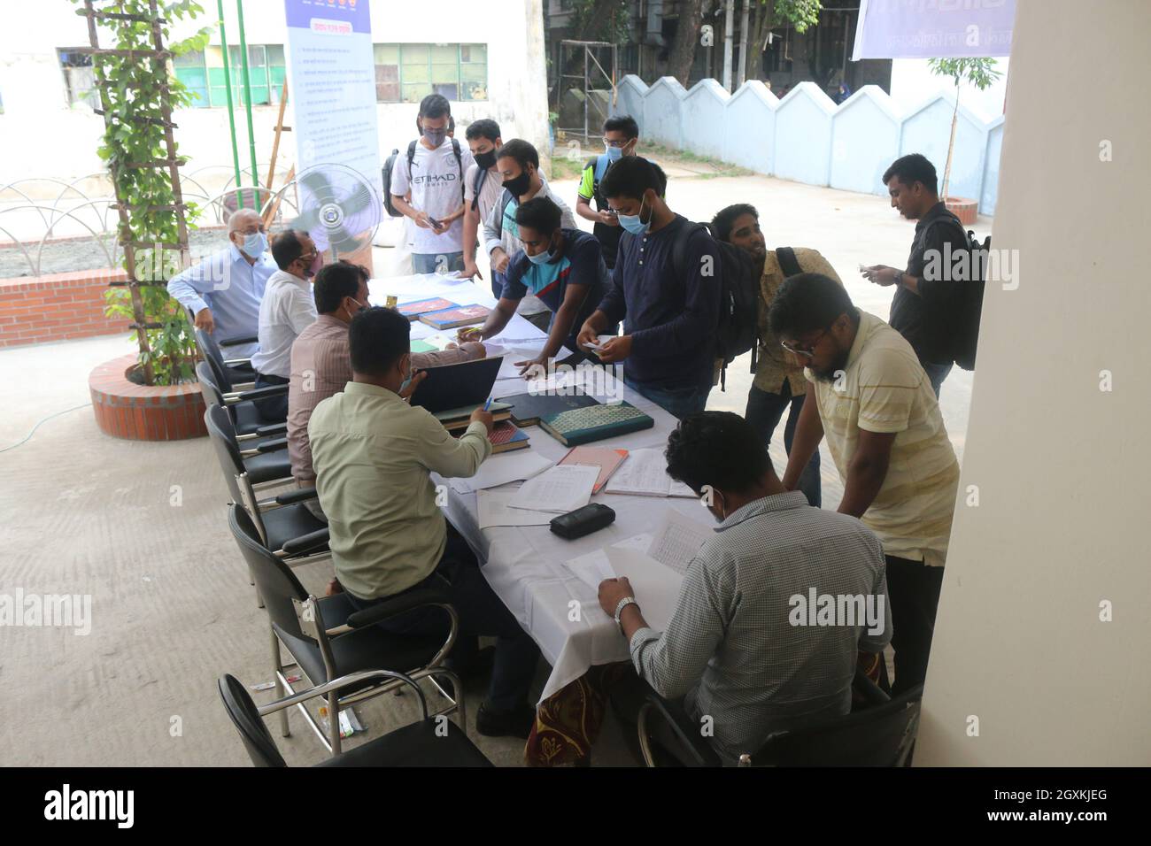 Non Exclusive: The students of Dhaka University, have started returning gradually to the dormitories of the campus where they will live within the Uni Stock Photo