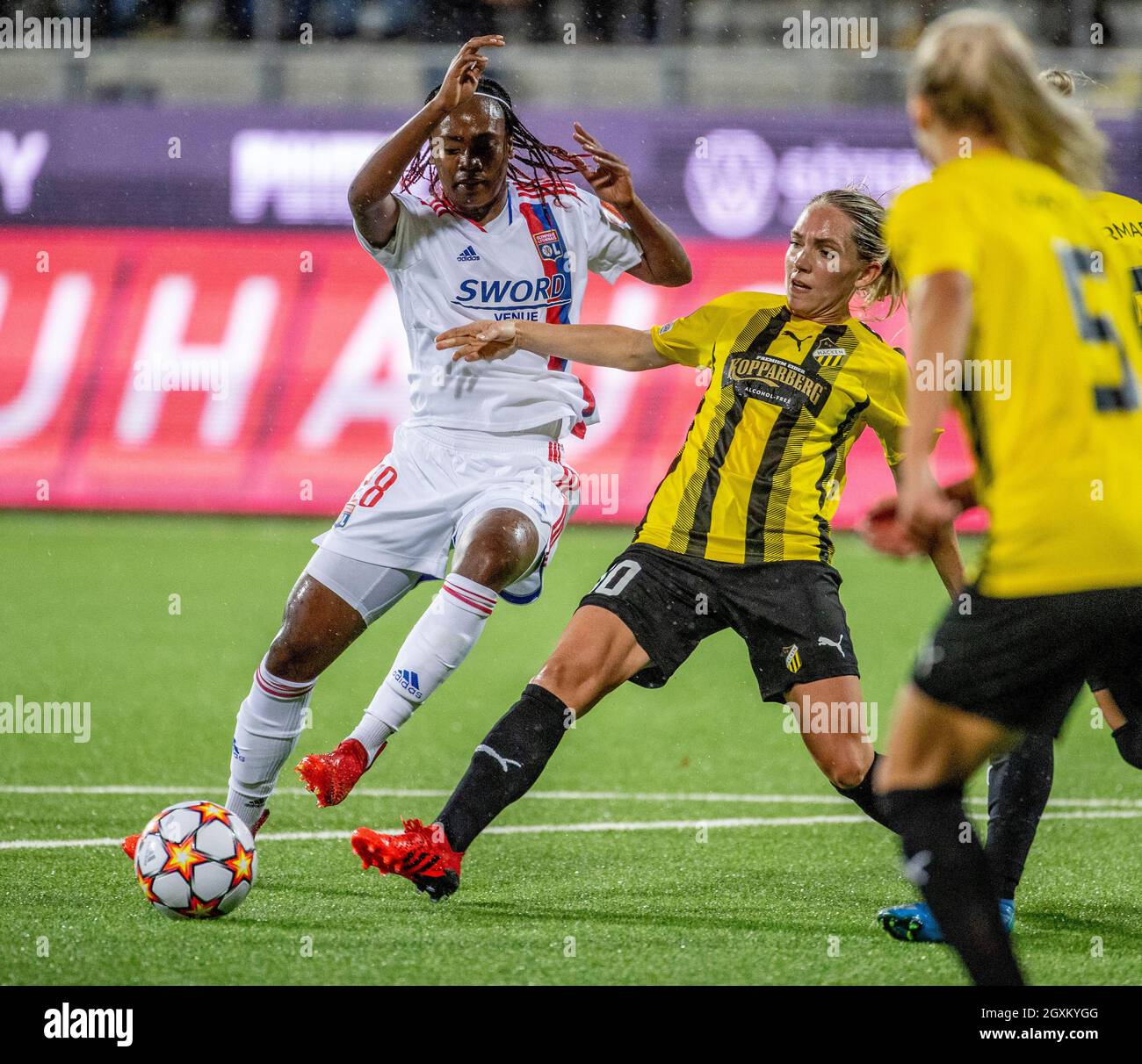 Lyon's Melvine Malard (L) and Hacken' Elin Rubensson fight for the ball  during the UEFA Women's Champions League group D soccer match between BK  Hack Stock Photo - Alamy