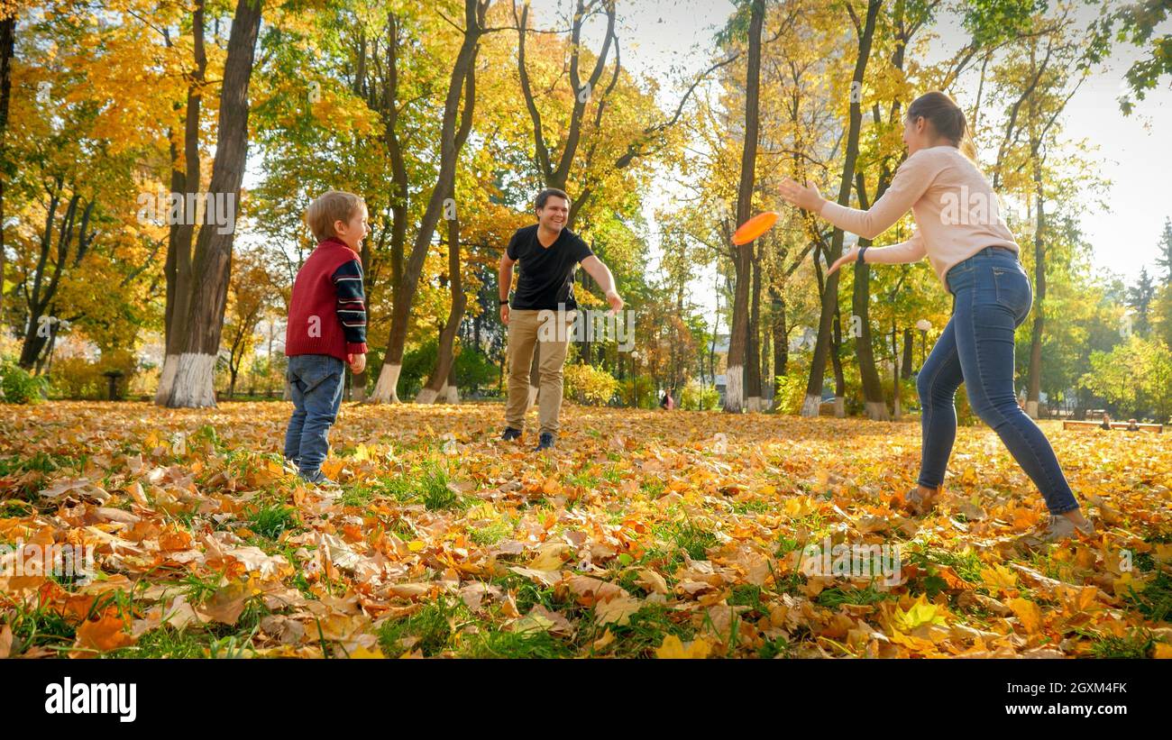 Children playing frisbee hi-res stock photography and images - Alamy