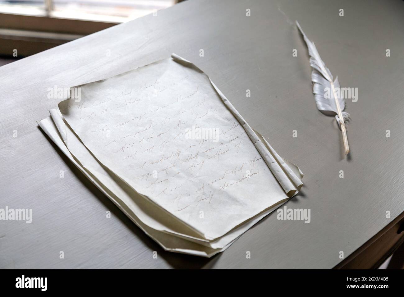 Handwirtten letter and quill on a desk in Franklin’s Parlour at Benjamin Franklin House, London, UK Stock Photo