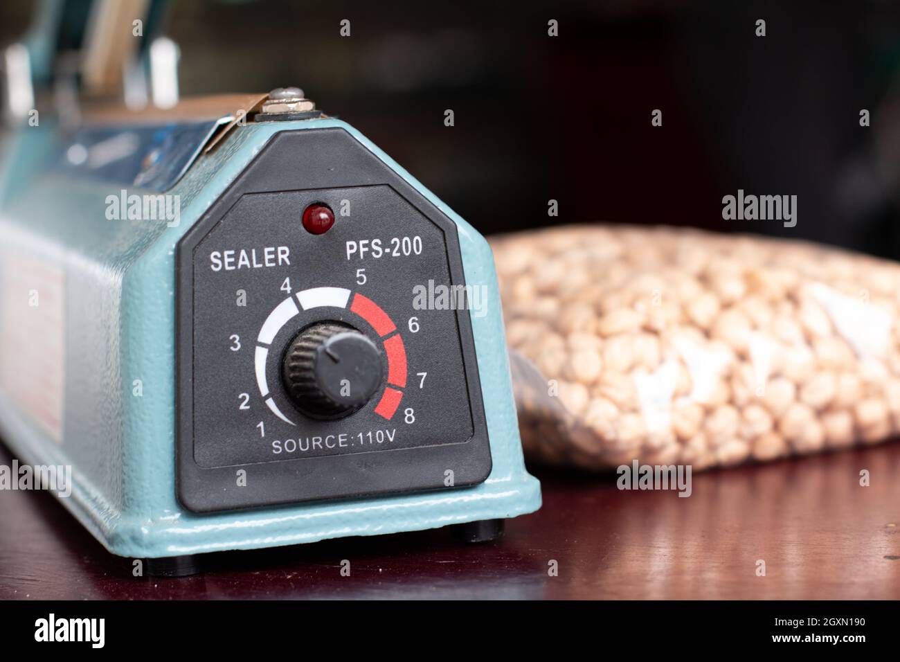 Machine seal plastic bags