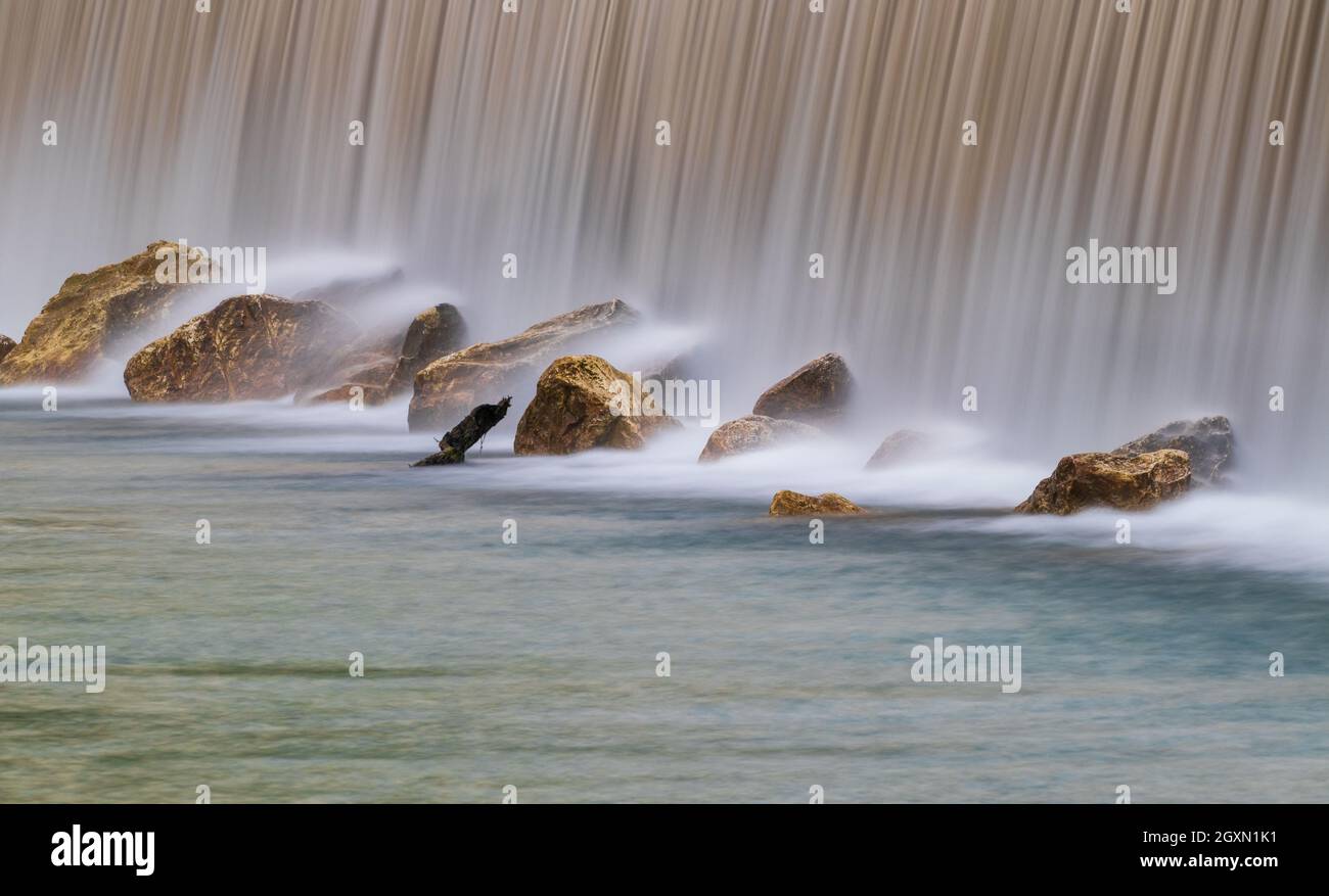 Splash water wet rocks hi-res stock photography and images - Alamy