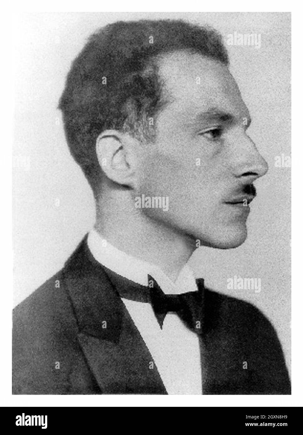 1930 c., USA : The russian born inventor Leon Theremin ( born Lev Sergeyevich Termen , 1896 - 1993 ). Invented the modern THEREMIN electronic instrument . Unknown photographer . - MUSICISTA - MUSICA CLASSICA - Léon Théremin - classical - PORTRAIT - RITRATTO - HISTORY - FOTO STORICHE - solista - soloist - ELETTRONICA - ELECTRONIC - INVENZIONE - INVENTION - Elettricità - Electricity - KITSCH - thereminista - INVENZIONE MODERNA - Modernity - modernità - INVENTORE - INVENTOR ---  Archivio GBB Stock Photo