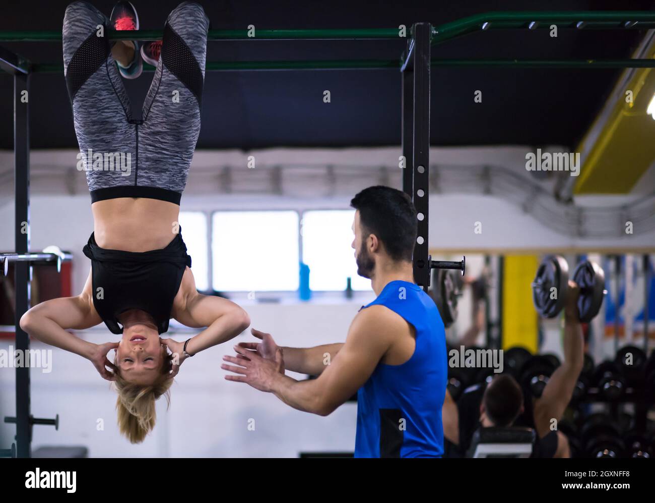 Abdominales colgado online de barra