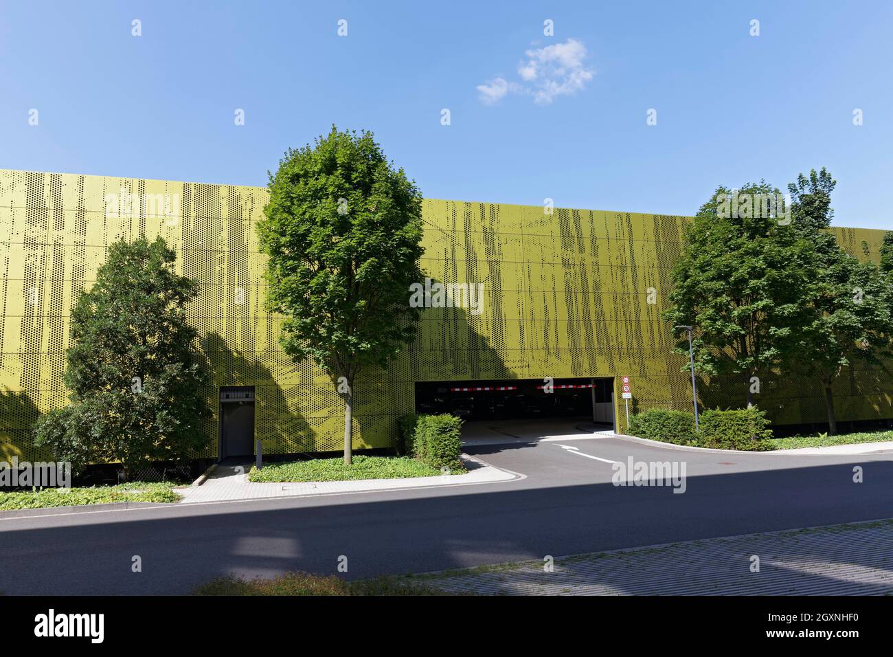 Car park with green facade, green trees in front of it, Muelheim an der Ruhr, Ruhr area, North Rhine-Westphalia, Germany Stock Photo