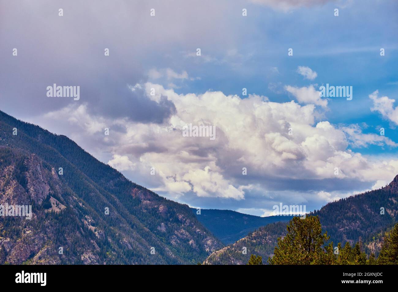 Big mountains hi-res stock photography and images - Alamy