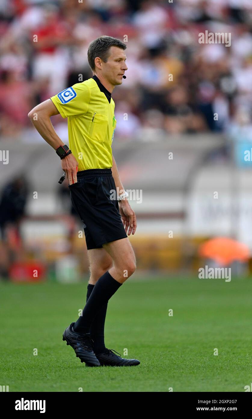 Referee Benjamin Cortus reaches into right hip pocket and pulls out red card, red, sending off, Mercedes-Benz Arena, Stuttgart, Baden-Wuerttemberg Stock Photo