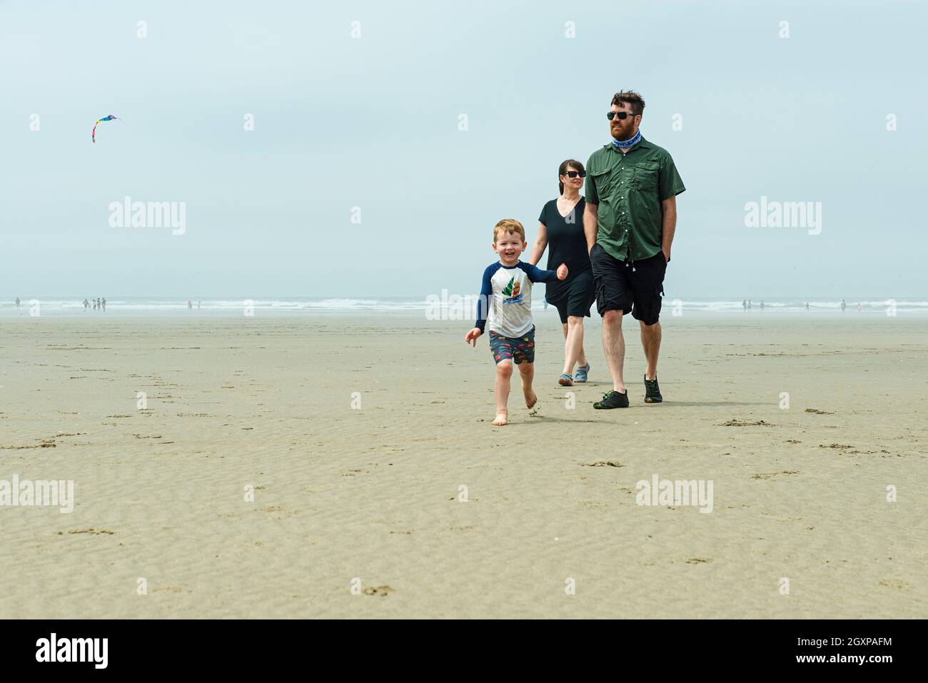 Family beach walking happy summer hi-res stock photography and images ...