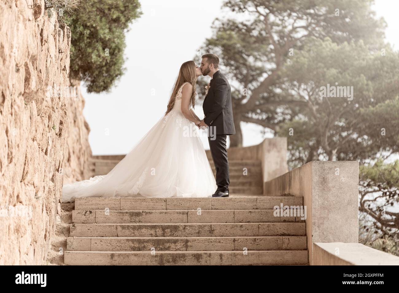 Wedding couple kissing on stairs hi-res stock photography and images ...