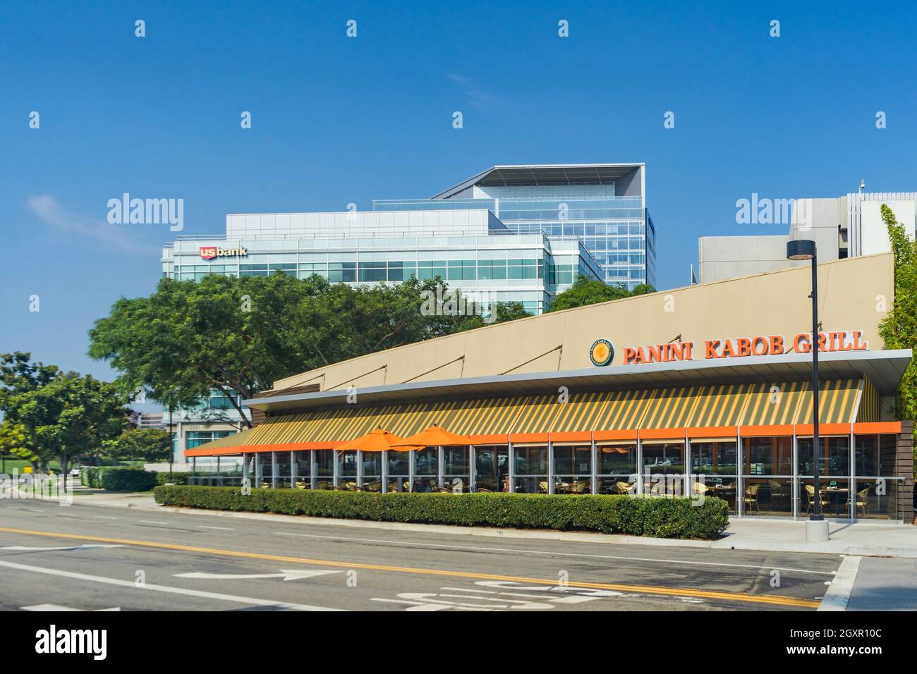 Irvine, CA, USA – August 16, 2021: Street view of Panini Kabob Grill and US Bank in the planned community of Irvine, California. Stock Photo