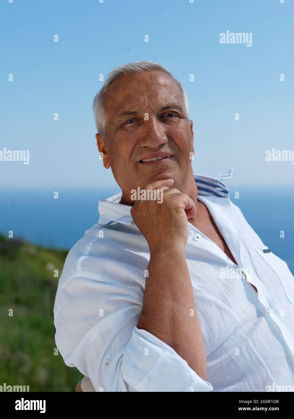Portrait of senior man sitting hi-res stock photography and images - Alamy