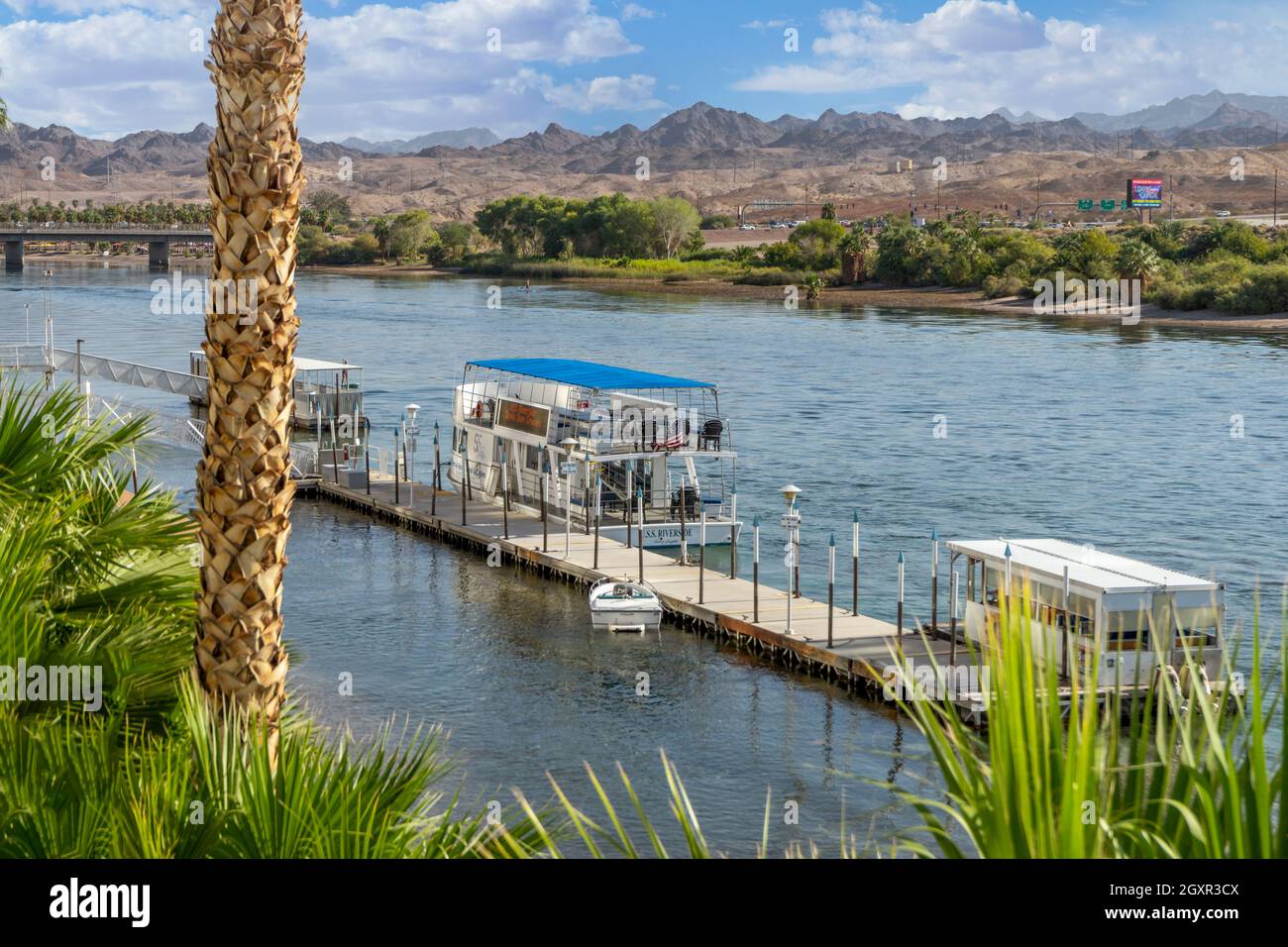Laughlin, NV, USA – August 27, 2021: The USS Riverside boast docked on the Colorado River adjacent to Don Laughlin's Riverside Hotel and Casino in Lau Stock Photo