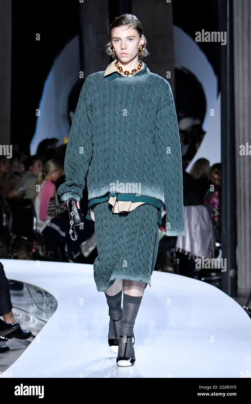 Paris, France. 05th Oct, 2021. Model on the runway at the Louis