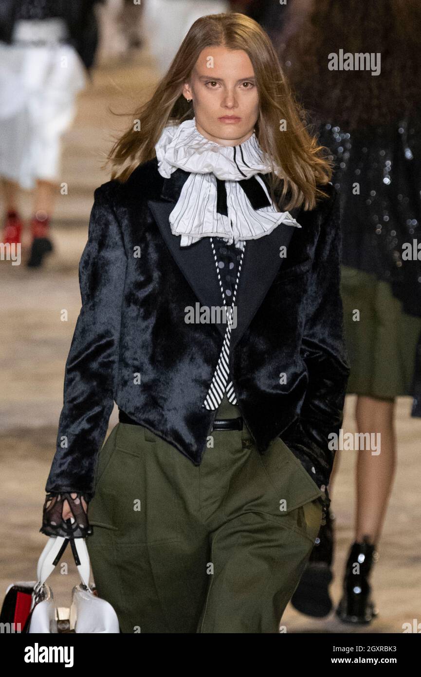 Paris, Frankreich. 05th Oct, 2021. LOUIS VUITTON SS22 runway during Paris  Fashion Week - Paris, France. 05/10/2021 Credit: dpa/Alamy Live News Stock  Photo - Alamy