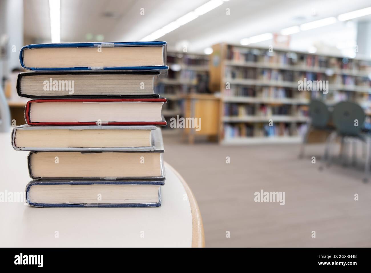 Stack of library books hi-res stock photography and images - Alamy